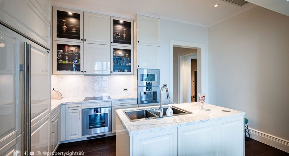 For rent 3 bedrooms condo in Pathum Wan, Bangkok