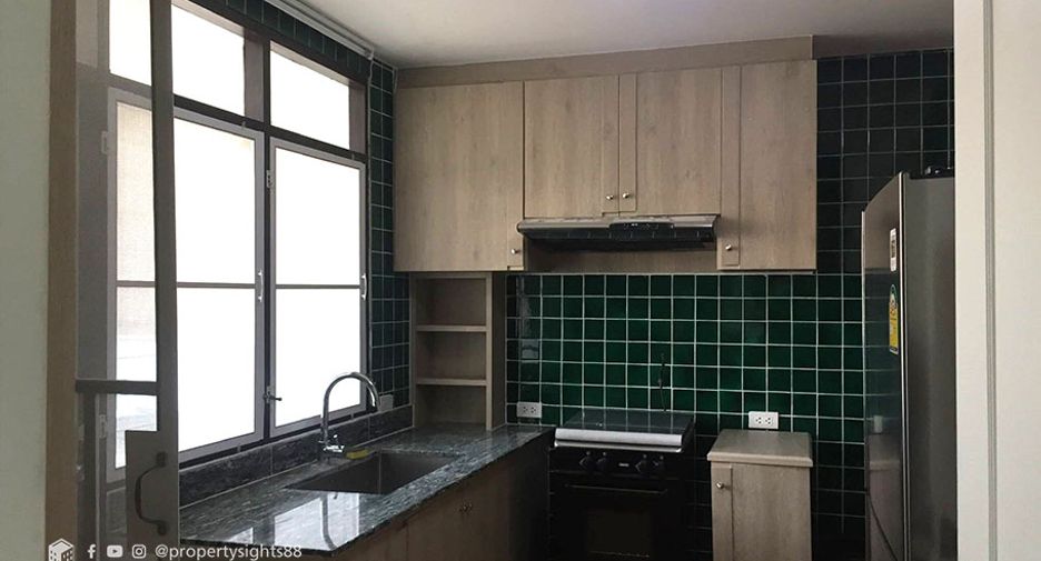 Condo en alquiler de 3 habitaciones en Khlong Toei, Bangkok