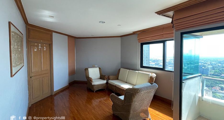 For rent 3 bedrooms condo in Sathon, Bangkok