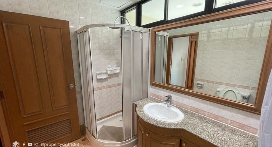 For rent 3 bedrooms condo in Sathon, Bangkok