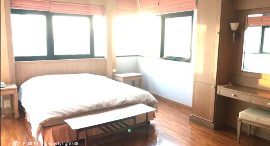 For rent 3 bedrooms condo in Sathon, Bangkok