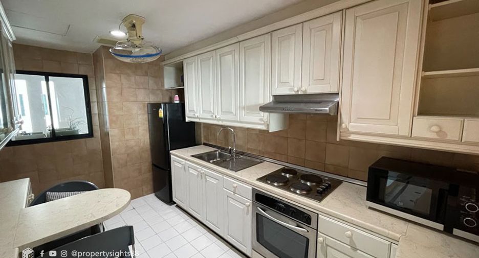 For rent 3 bedrooms condo in Sathon, Bangkok