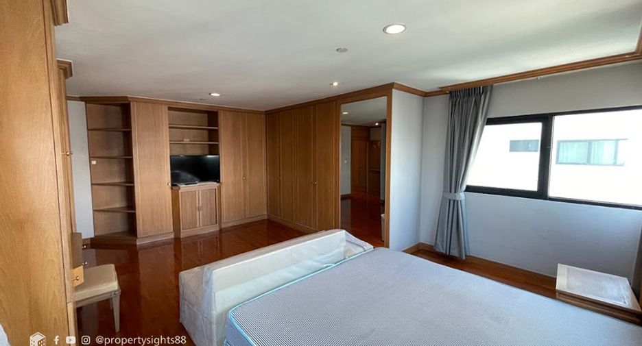 For rent 3 bedrooms condo in Sathon, Bangkok