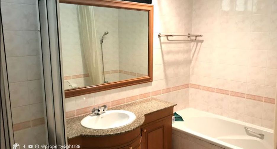 For rent 3 bedrooms condo in Sathon, Bangkok