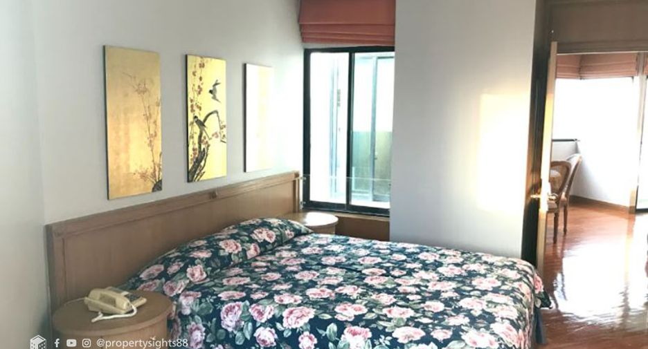 For rent 3 bedrooms condo in Sathon, Bangkok