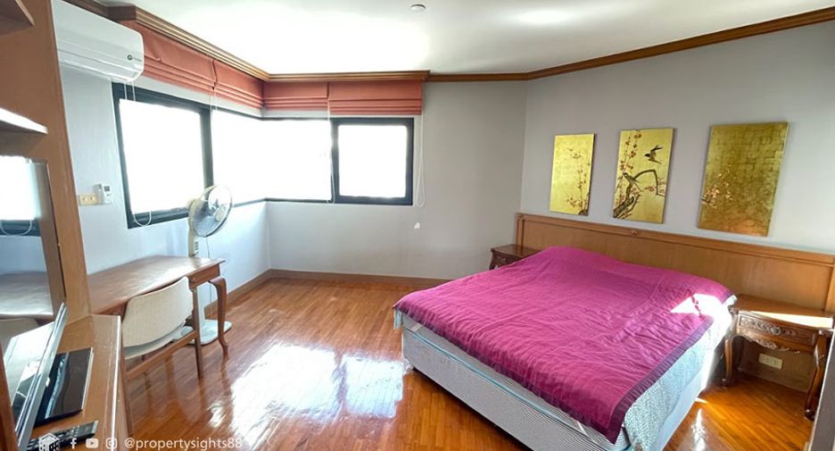 For rent 3 bedrooms condo in Sathon, Bangkok
