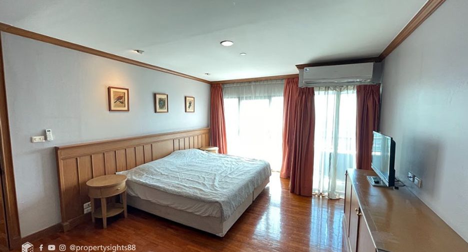 For rent 3 bedrooms condo in Sathon, Bangkok