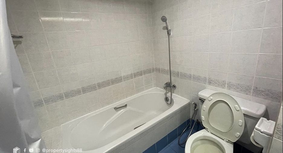 For rent 3 bedrooms condo in Sathon, Bangkok