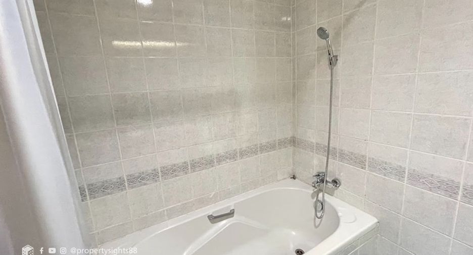 For rent 3 bedrooms condo in Sathon, Bangkok