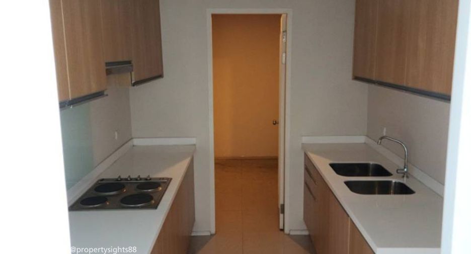 For rent 4 bedrooms condo in Watthana, Bangkok