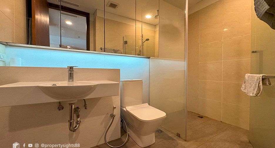For rent 2 bedrooms condo in Khlong Toei, Bangkok