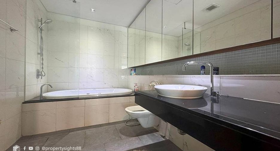 For rent 2 bedrooms condo in Khlong Toei, Bangkok