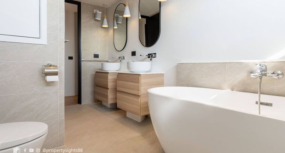 For sale 3 bedrooms condo in Watthana, Bangkok