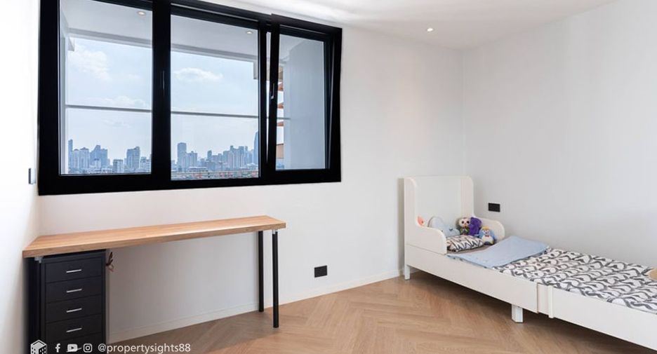 For sale 3 bedrooms condo in Watthana, Bangkok