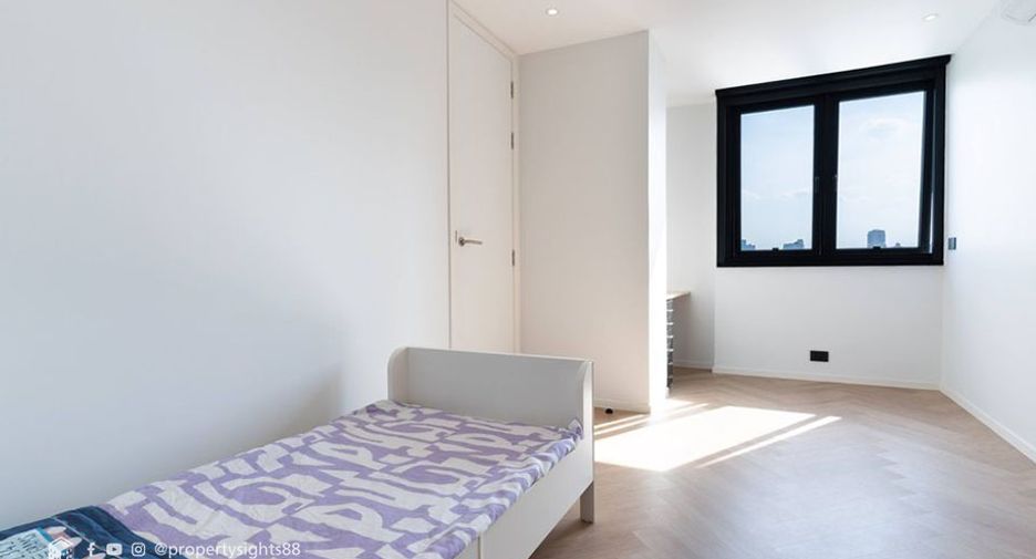 For sale 3 bedrooms condo in Watthana, Bangkok