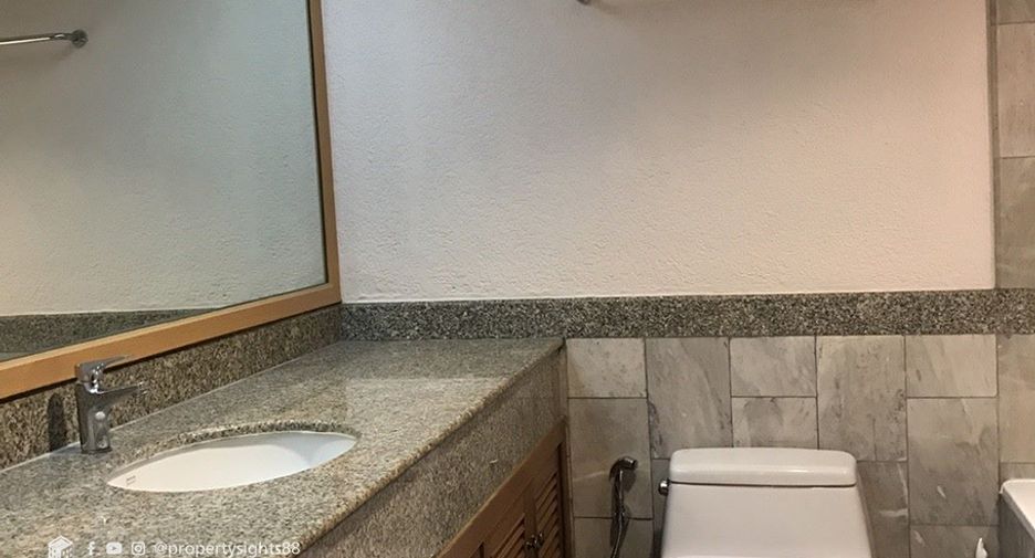 For rent 2 bedrooms condo in Khlong Toei, Bangkok