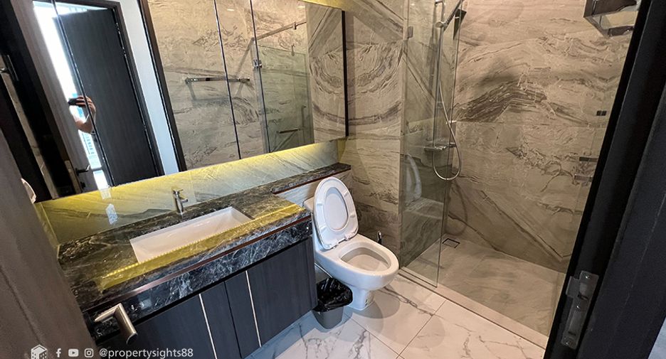 For rent 2 bedrooms condo in Khlong Toei, Bangkok