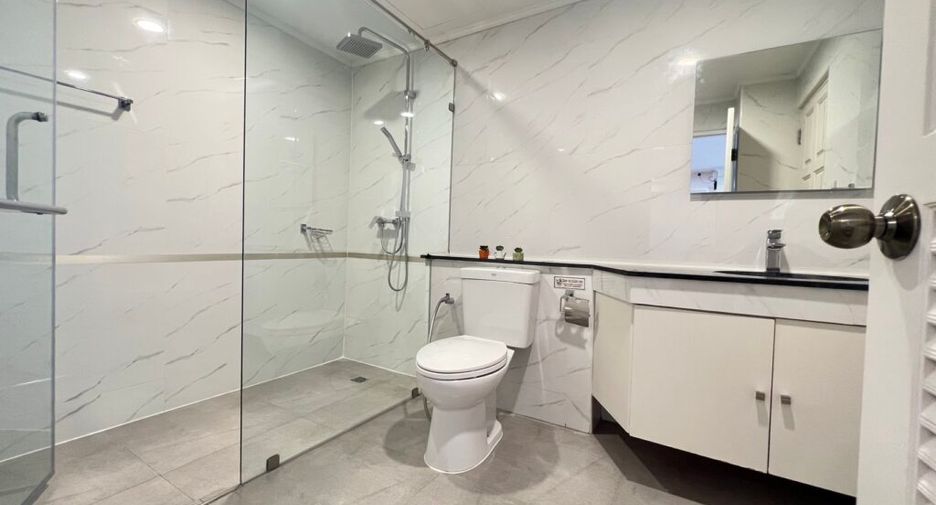 For rent 2 bedrooms condo in Khlong Toei, Bangkok