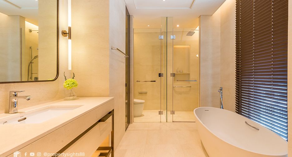 For rent 2 bedrooms condo in Pathum Wan, Bangkok