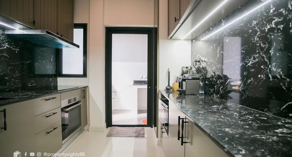 For rent 3 bedrooms house in Khlong Toei, Bangkok