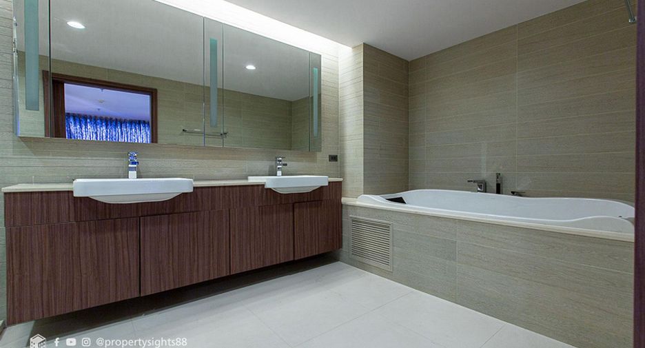 For rent 4 bedrooms condo in Sathon, Bangkok