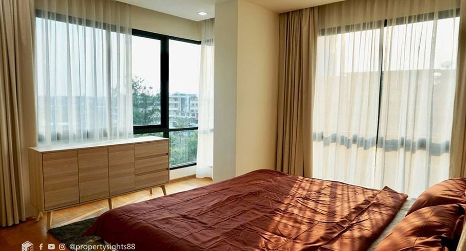 For rent 3 bedrooms condo in Khlong Toei, Bangkok