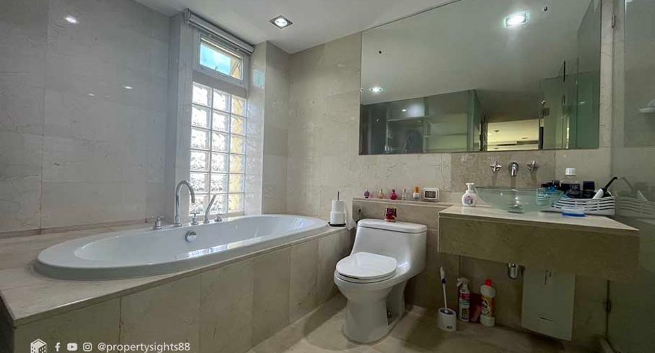 For rent 2 bedrooms condo in Khlong Toei, Bangkok