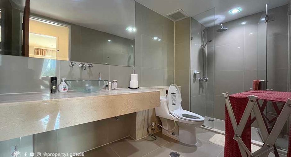 For rent 2 bedrooms condo in Khlong Toei, Bangkok