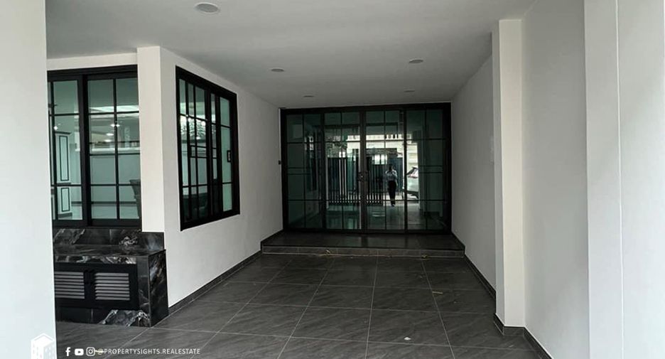 For rent 6 bedrooms townhouse in Khlong Toei, Bangkok