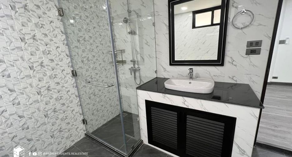 For rent 6 bedrooms townhouse in Khlong Toei, Bangkok