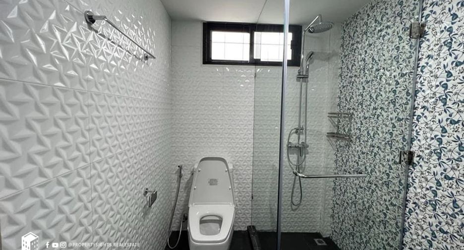 For rent 6 bedrooms townhouse in Khlong Toei, Bangkok