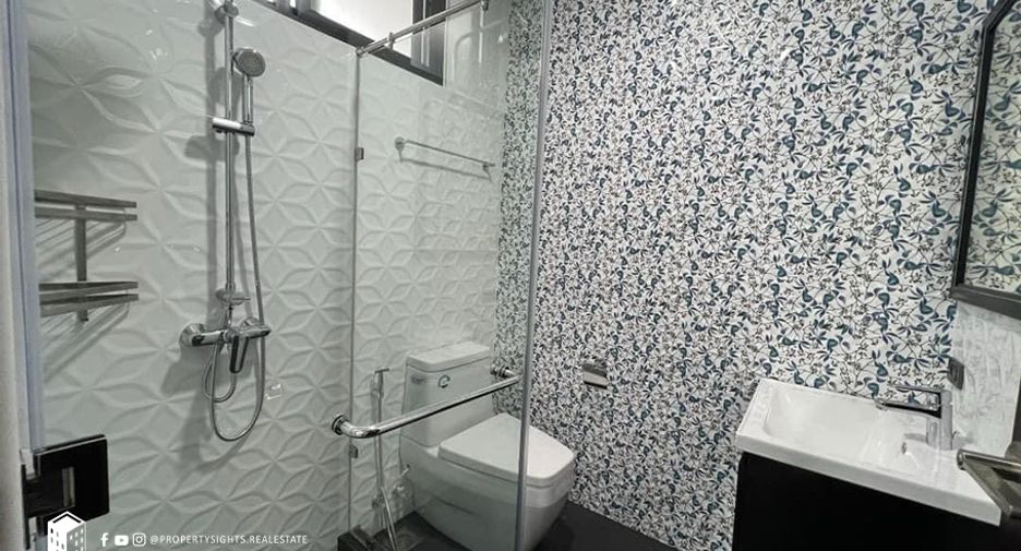 For rent 6 bedrooms townhouse in Khlong Toei, Bangkok