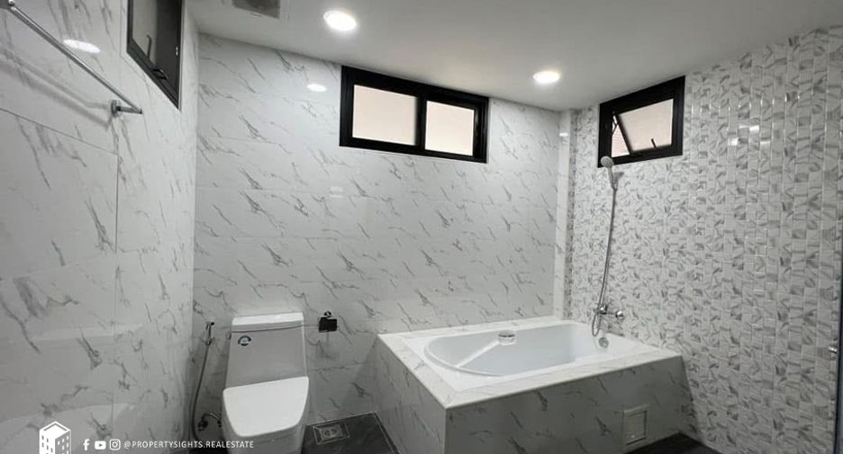 For rent 6 bedrooms townhouse in Khlong Toei, Bangkok