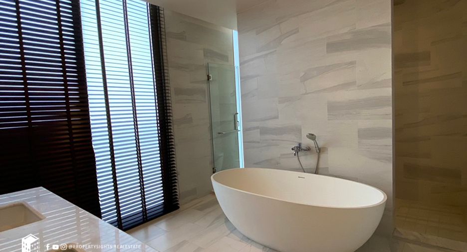 For rent 4 bedrooms townhouse in Khlong Toei, Bangkok