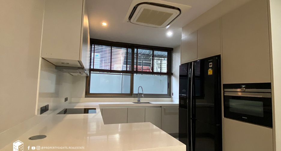 For rent 4 bedrooms townhouse in Khlong Toei, Bangkok