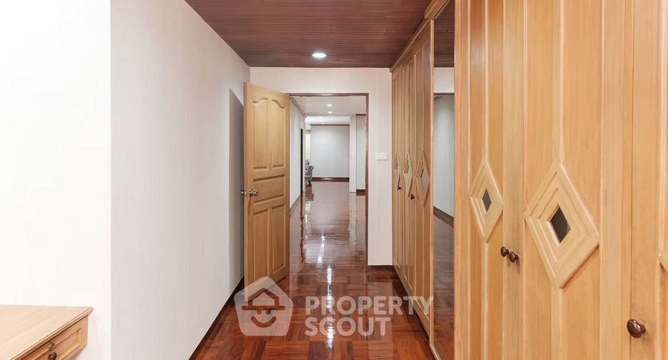 For rent 4 bedrooms apartment in Watthana, Bangkok