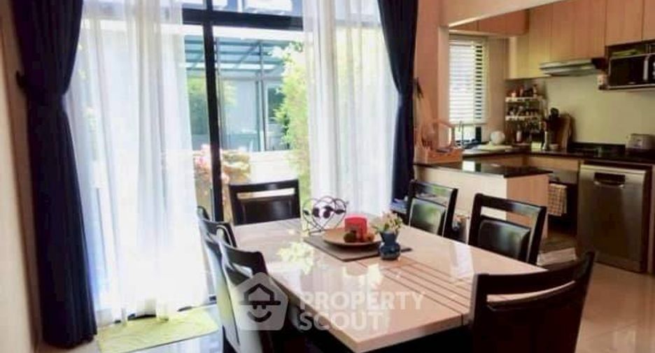For rent 3 bedrooms townhouse in Suan Luang, Bangkok