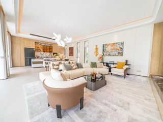Villa en venta de 6 habitaciones en Bang Lamung, Chonburi