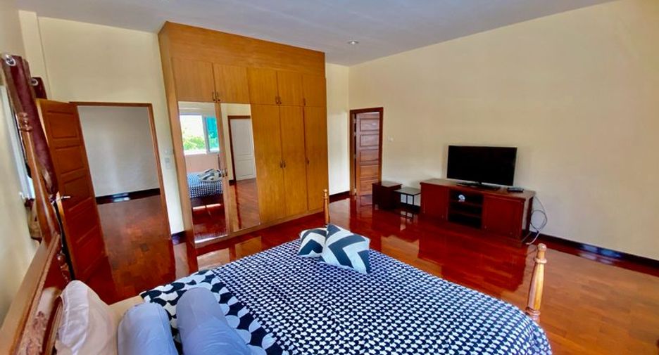 Casa en alquiler de 5 habitaciones en Bang Lamung, Chonburi