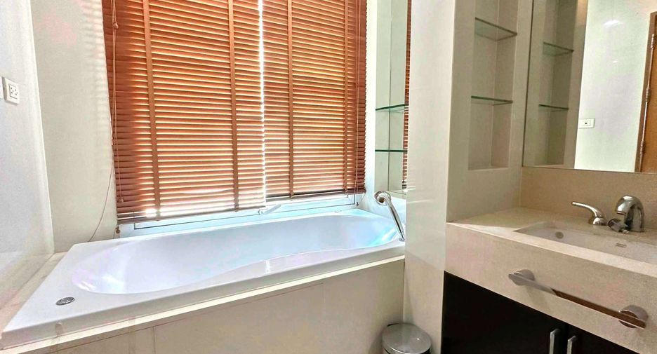Wohnung zur Miete mit 2 Zimmer in Pathum Wan, Bangkok