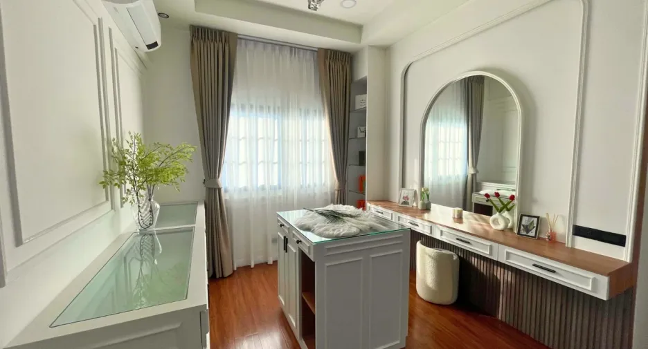 For rent 4 bedrooms villa in Bang Lamung, Chonburi
