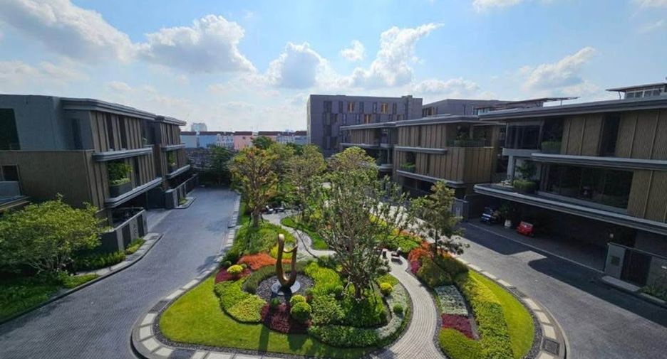 For rent 4 bedrooms house in Wang Thonglang, Bangkok