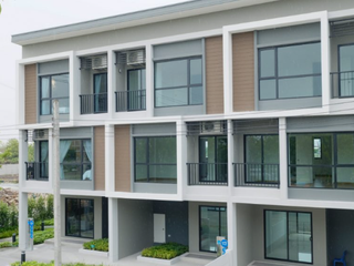 Casa adosada en venta de 3 habitaciones en Lat Krabang, Bangkok