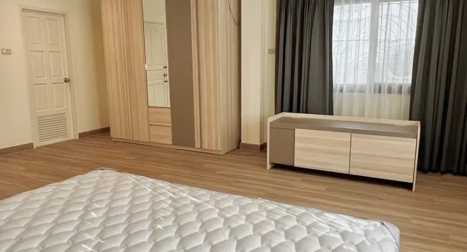 Haus zur Miete mit 4 Zimmer in Sathon, Bangkok