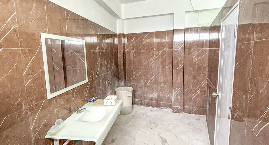 Local comercial en venta de 7 habitaciones en Mueang Nakhon Pathom, Nakhon Pathom