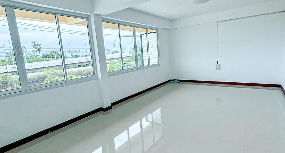 Local comercial en venta de 7 habitaciones en Mueang Nakhon Pathom, Nakhon Pathom