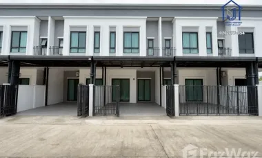 Casa adosada en venta de 3 habitaciones en Lam Luk Ka, Pathum Thani
