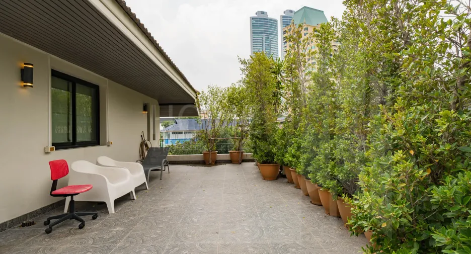 For rent 3 bedrooms condo in Khlong Toei, Bangkok