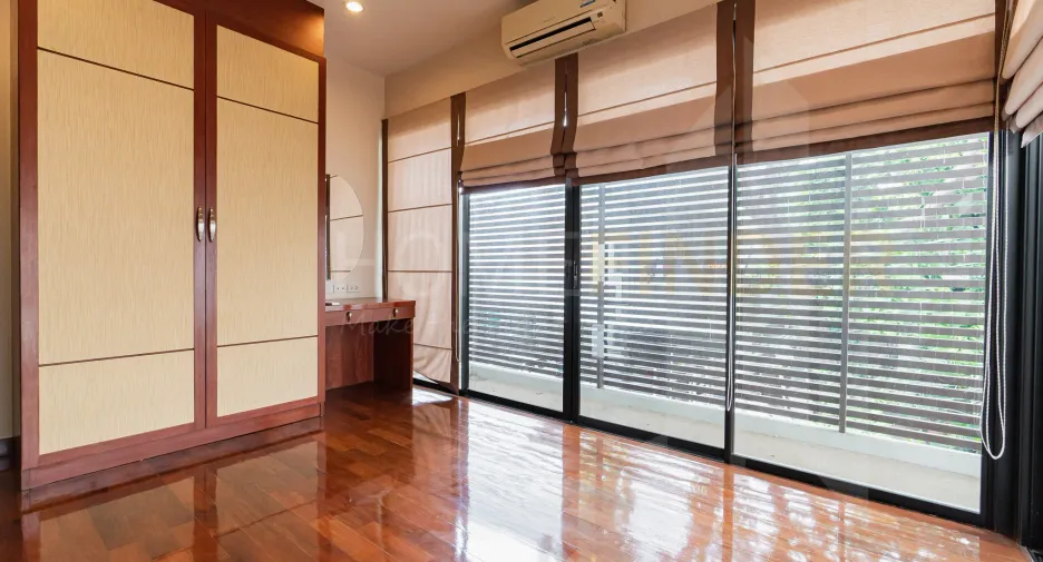 For rent 3 bedrooms condo in Khlong Toei, Bangkok