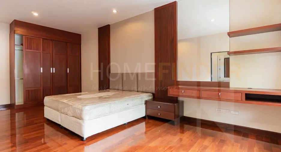 For rent 3 bedrooms condo in Khlong Toei, Bangkok